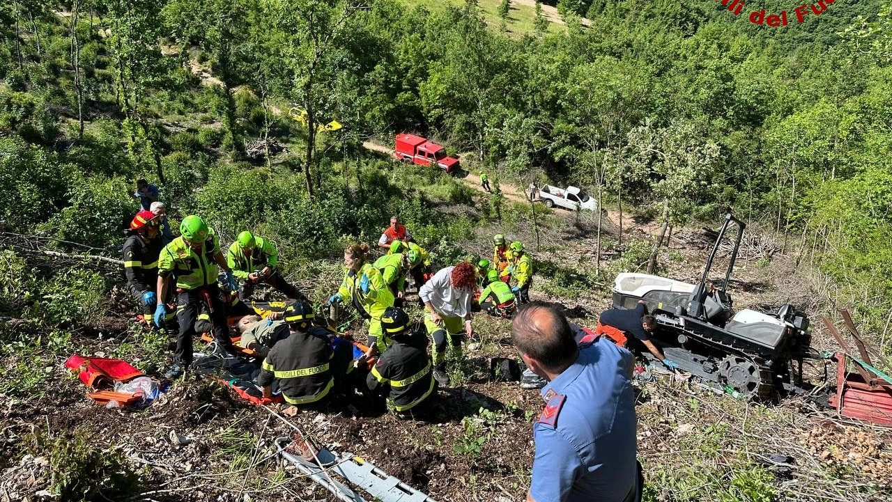 L'intervento per soccorrere i due ribaltati col trattore