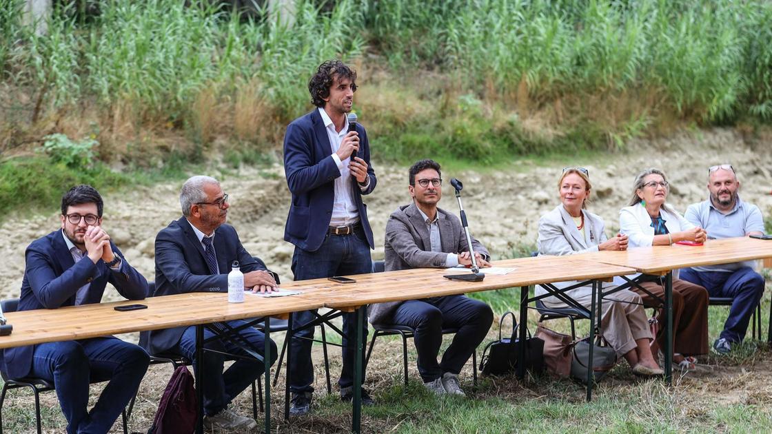"Tutti insieme per salvare la Pesa". Il Consiglio vota nell’alveo del fiume