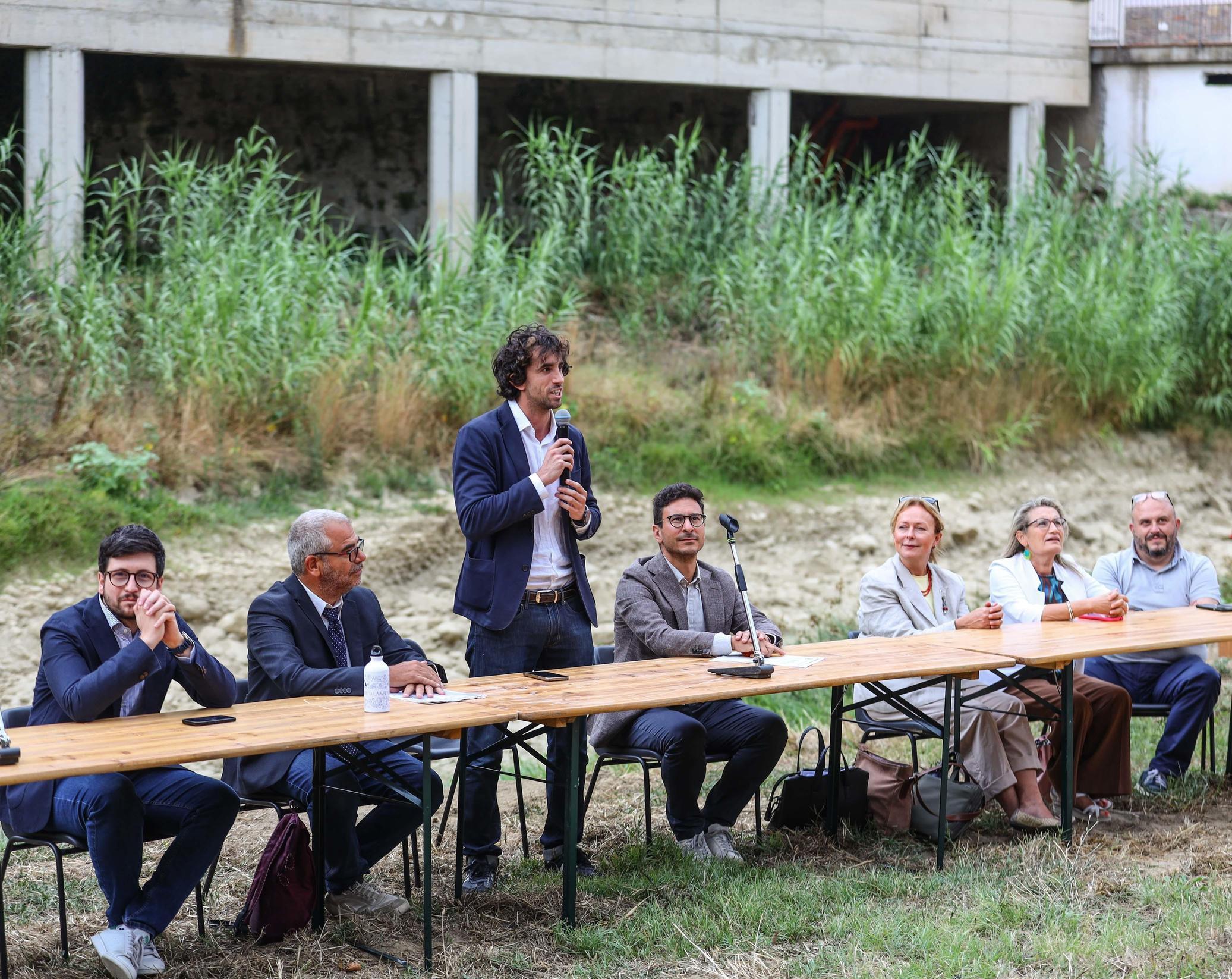 "Tutti insieme per salvare la Pesa". Il Consiglio vota nell’alveo del fiume