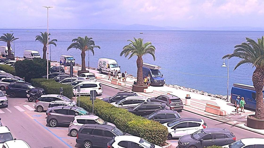 Mercatino contestato. Proteste per i furgoni sul lungomare di Giugiaro Mercatino contestato. Proteste per i furgoni sul lungomare di Giugiaro