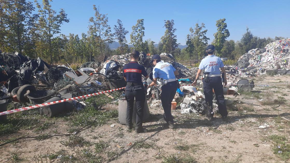 Rimossa un’intera collina di rifiuti tra Tavola e Seano. Discarica abusiva per scarti tessili Rimossa un’intera collina di rifiuti tra Tavola e Seano. Discarica abusiva per scarti tessili