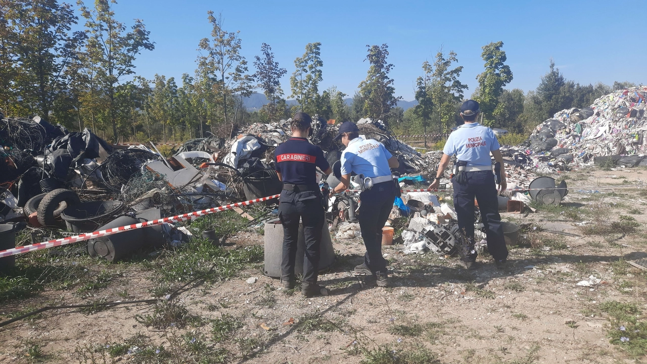 La rimozione è stata completata sotto il controllo di una squadra costituita da polizia forestale, carabinieri e unità ambientale della polizia municipale di Prato La rimozione è stata completata sotto il controllo di una squadra costituita da polizia forestale, carabinieri e unità ambientale della polizia municipale di Prato