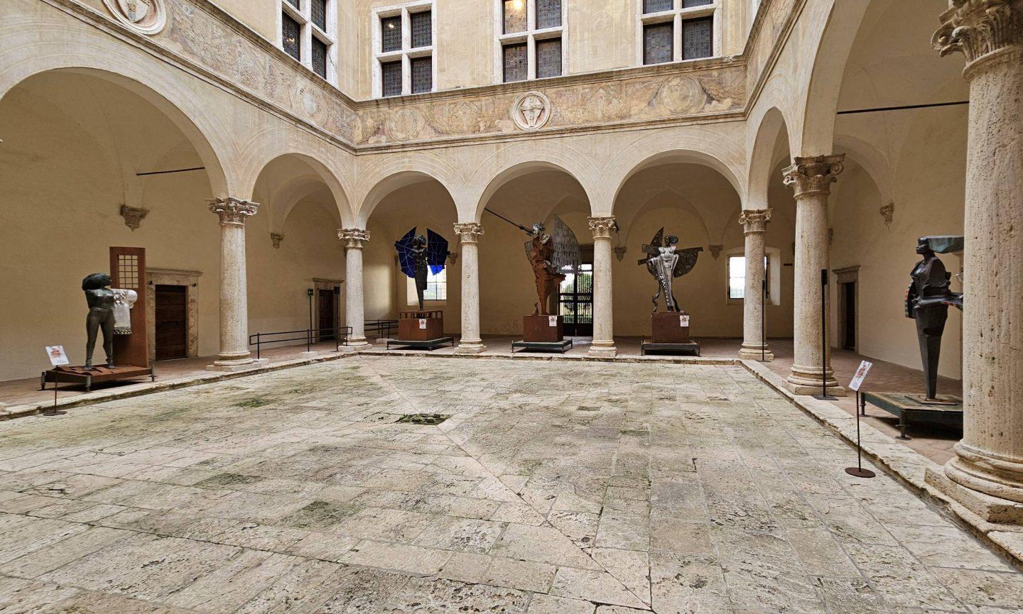 https://www.lanazione.it/image-service/view/acePublic/alias/contentid/ZGNjNDVmOGQtMmU4MS00/0/donna-in-cammino-castellina-accoglie-inglesi.jpeg