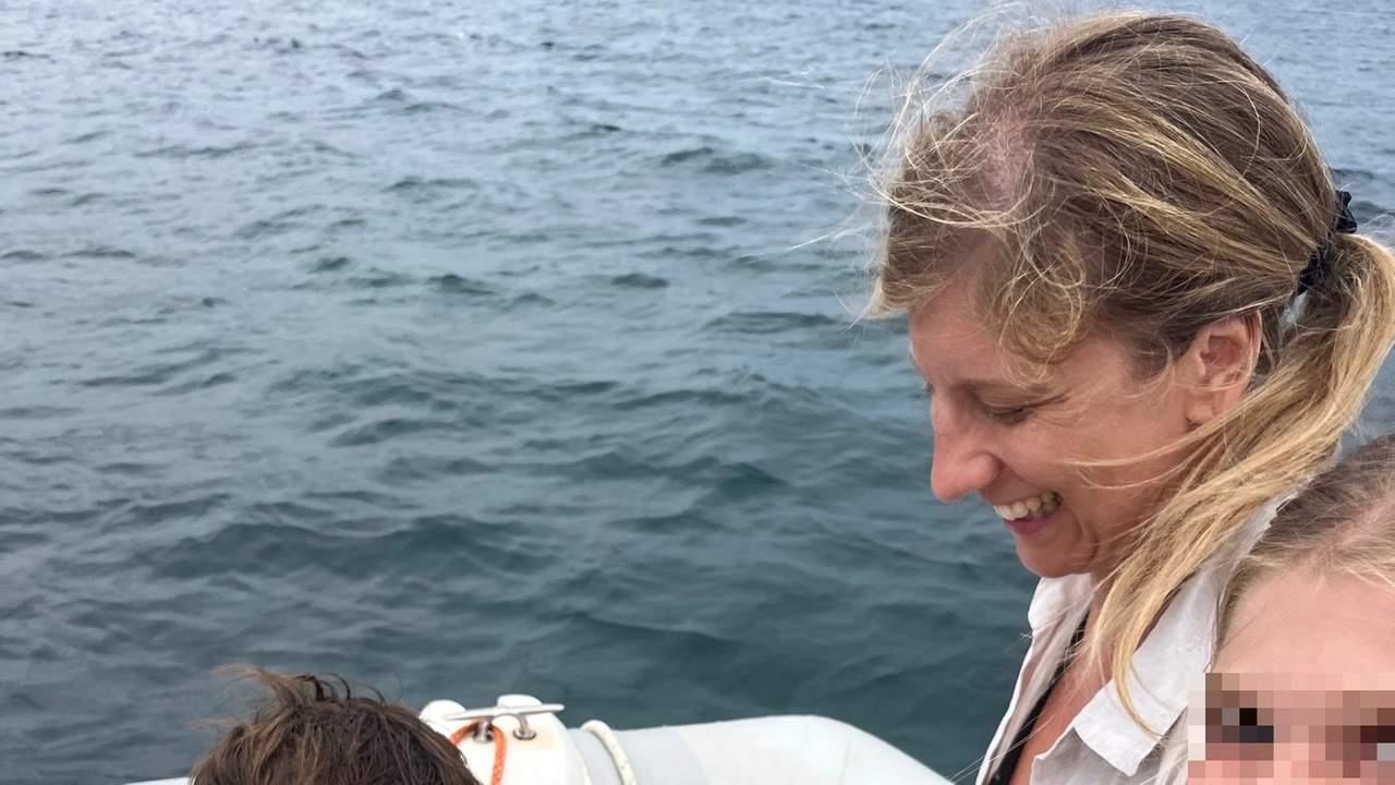 Mamma Sara con i piccoli Tommaso e Vittoria, dopo il ritrovamento della bottiglietta al Lido di Capoliveri