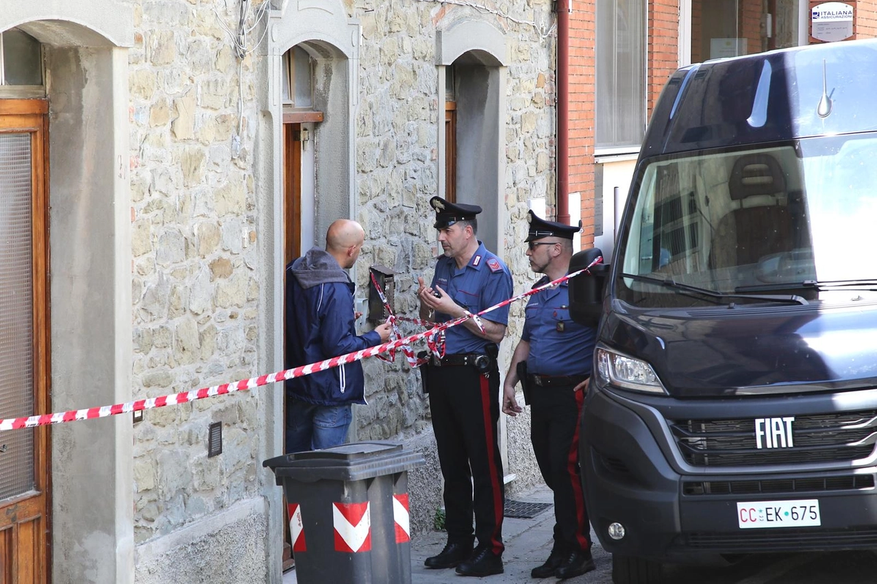 I carabinieri fuori dall'abitazione (Foto Crocchioni)