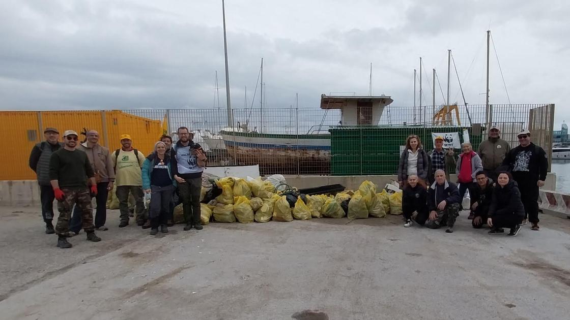 detenuti ripuliscono spiaggia iniziativa