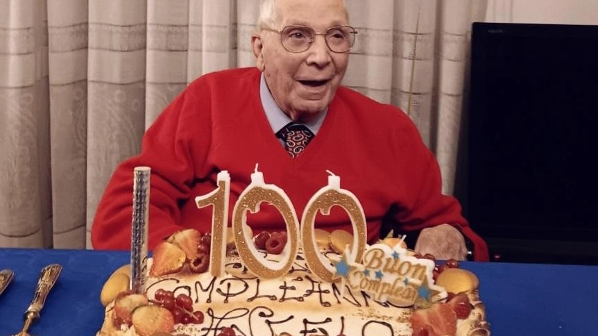 Angelo Rondinella, ex ispettore di Polizia, festeggia il suo 100° compleanno a Massa. Una vita segnata dal dovere e dall'esempio per la famiglia. Angelo Rondinella, ex ispettore di Polizia, festeggia il suo 100° compleanno a Massa. Una vita segnata dal dovere e dall'esempio per la famiglia.