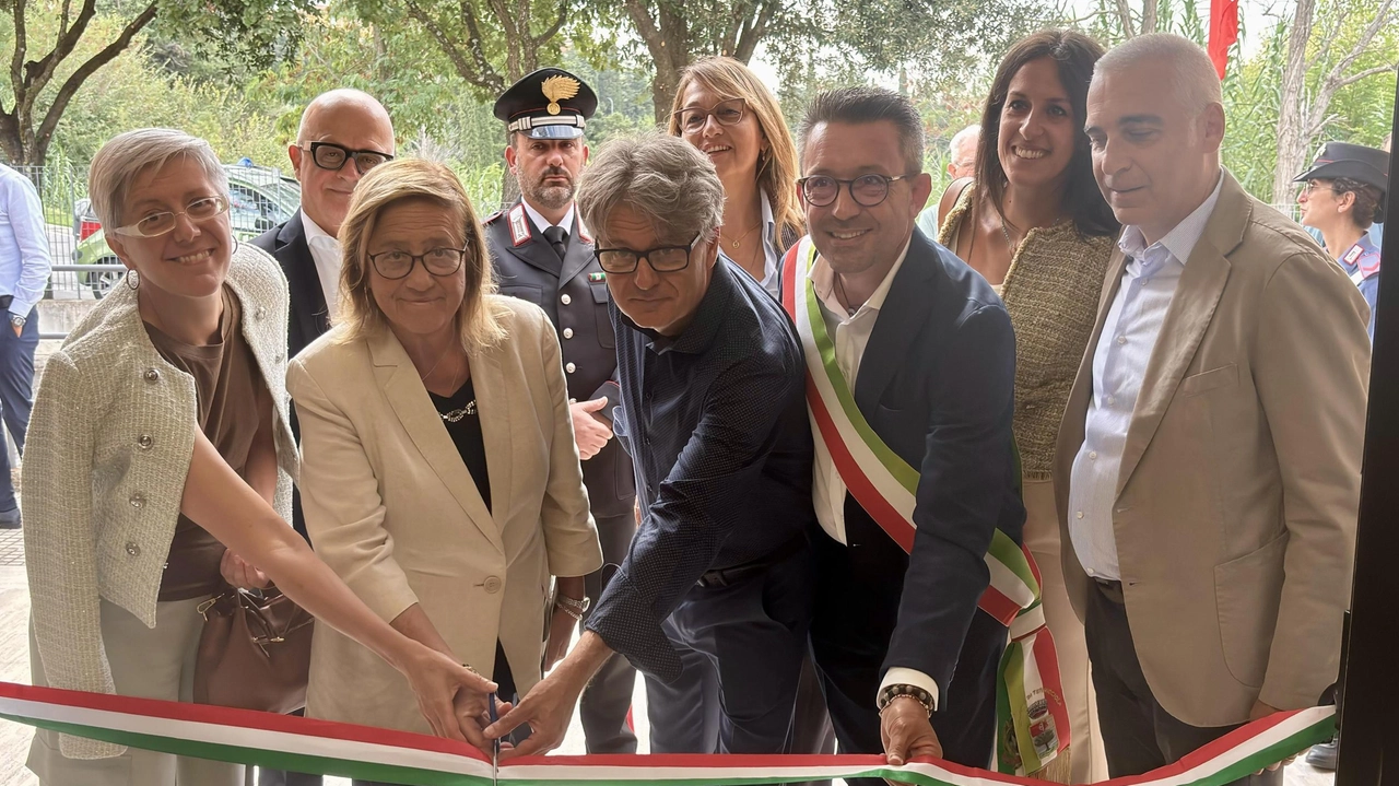 Taglio del nastro al nuovo complesso di via del Chianti: laboratori e più spazi. Il sindaco Arcenni: "Restituita alla comunità. Un passo avanti per gli studenti". Taglio del nastro al nuovo complesso di via del Chianti: laboratori e più spazi. Il sindaco Arcenni: "Restituita alla comunità. Un passo avanti per gli studenti".