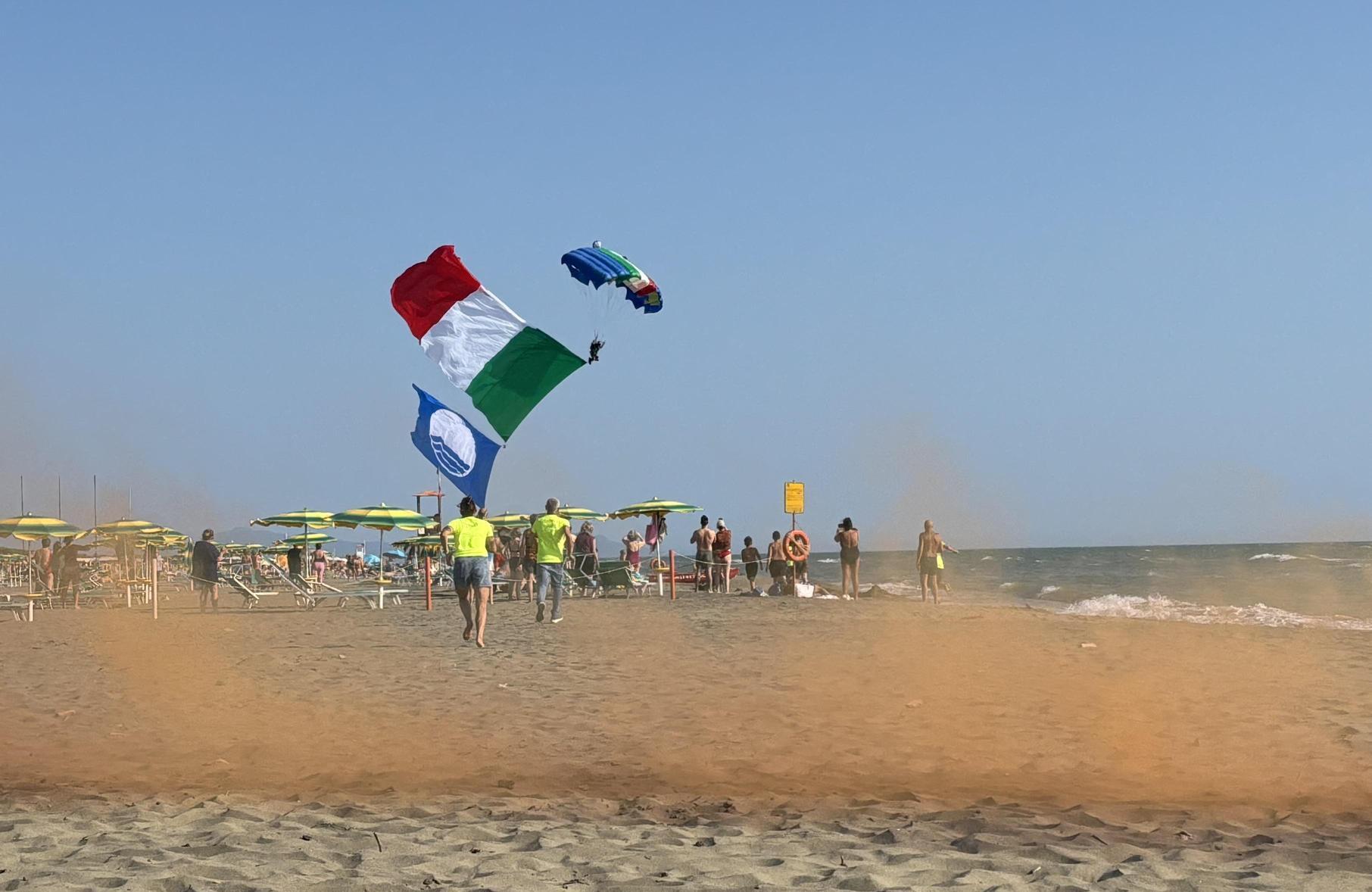 Bandiera blu dal cielo. Il vessillo consegnato dai paracadutisti: "Grande spettacolo" Bandiera blu dal cielo. Il vessillo consegnato dai paracadutisti: "Grande spettacolo"