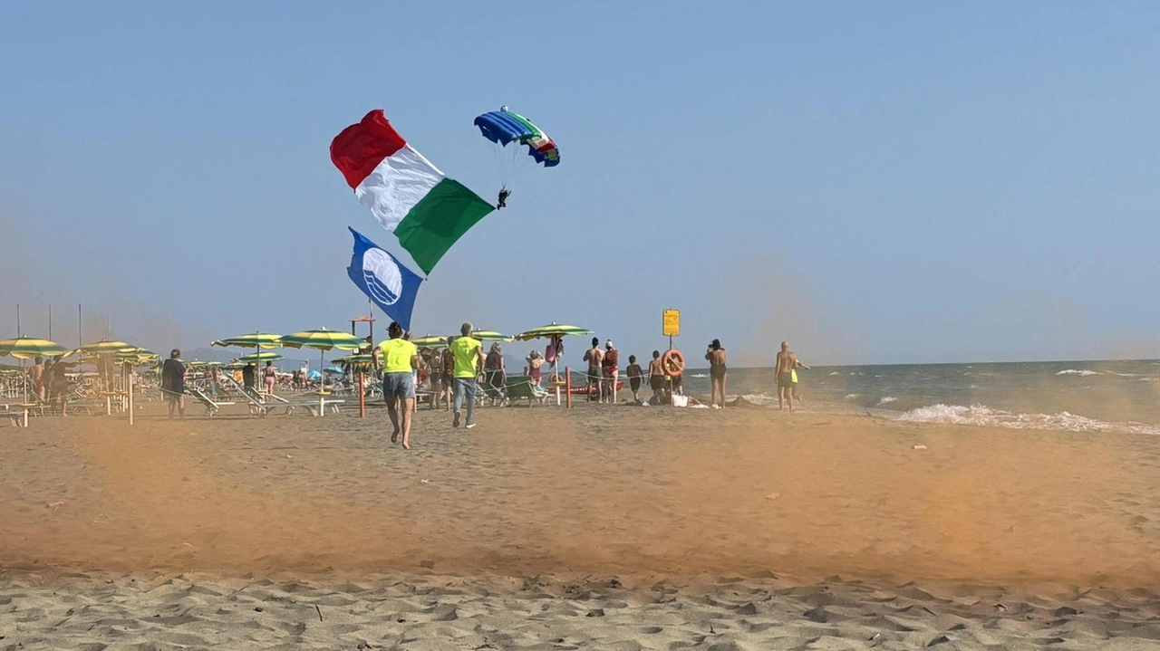 Bandiera blu dal cielo. Il vessillo consegnato dai paracadutisti: "Grande spettacolo"