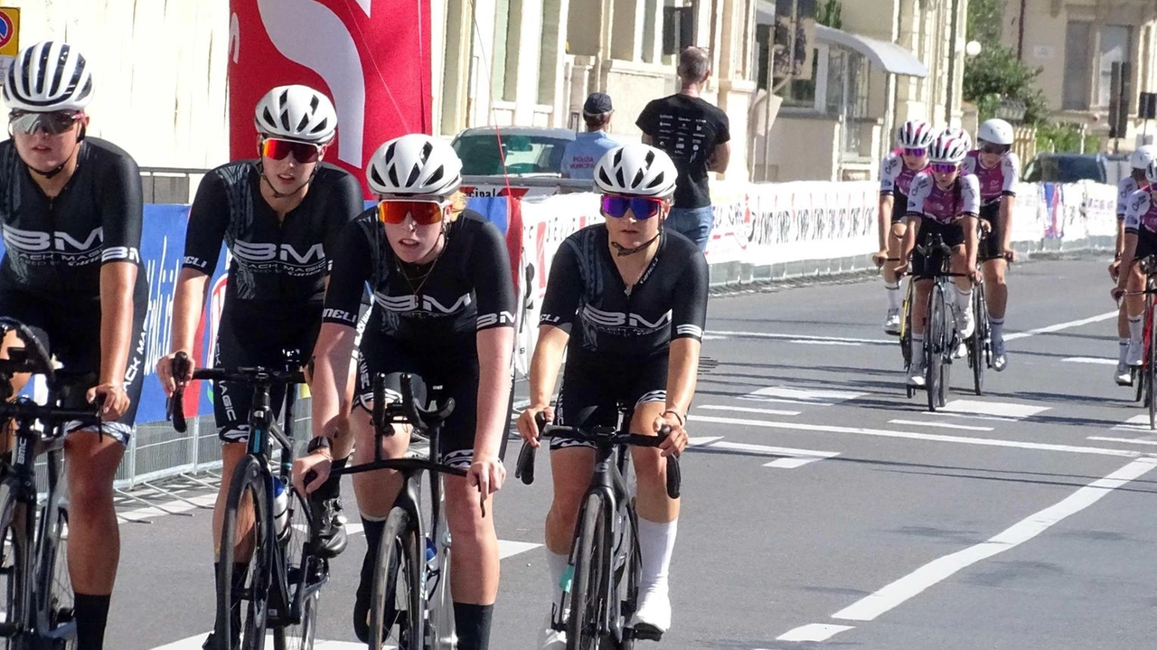 Nella cronosquadre inaugurale della corsa internazionale a tappe, svoltasi a Viareggio, successo del sestetto inglese, di cui fa parte anche Matilde Vitillo . Nella cronosquadre inaugurale della corsa internazionale a tappe, svoltasi a Viareggio, successo del sestetto inglese, di cui fa parte anche Matilde Vitillo .