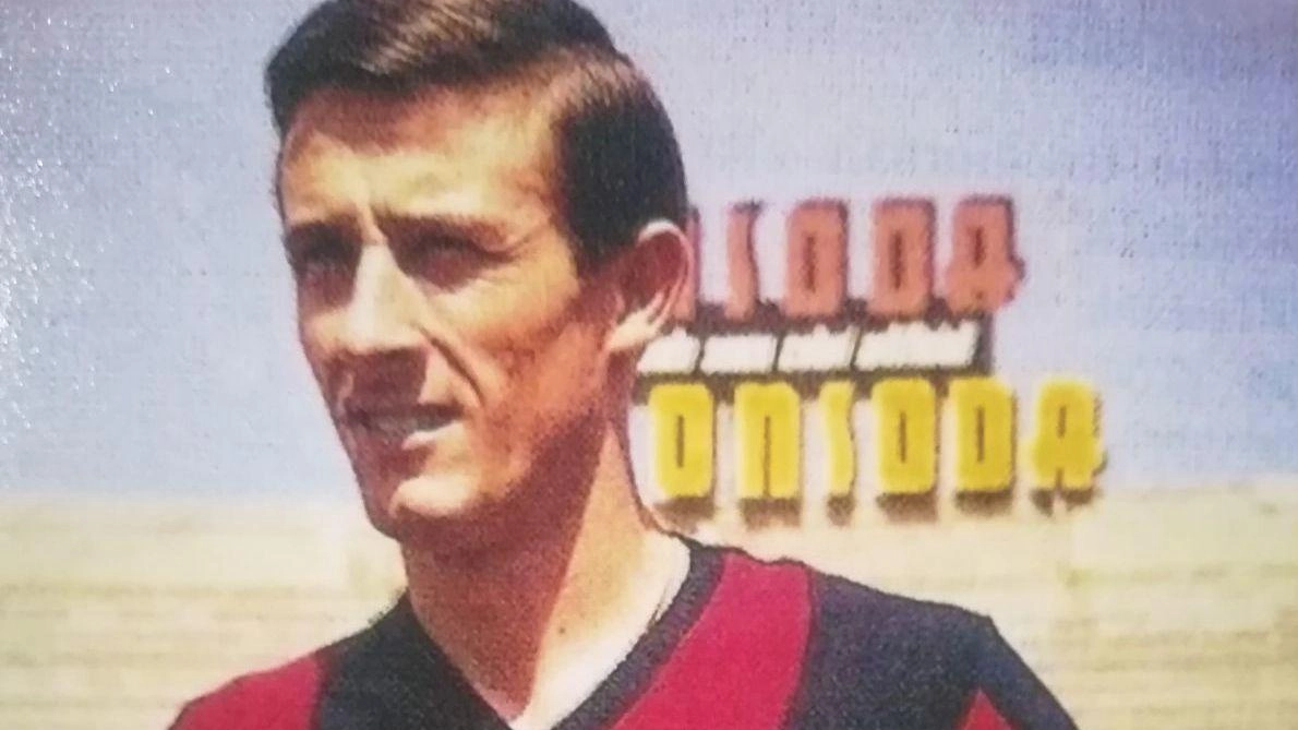Romano Fogli con la maglia scudettata del Bologna campione d’Italia nel 1963-1964 grazie anche aun suo gol