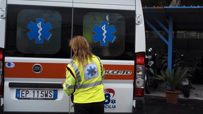 Un'ambulanza (foto repertorio Ansa) Un'ambulanza (foto repertorio Ansa)