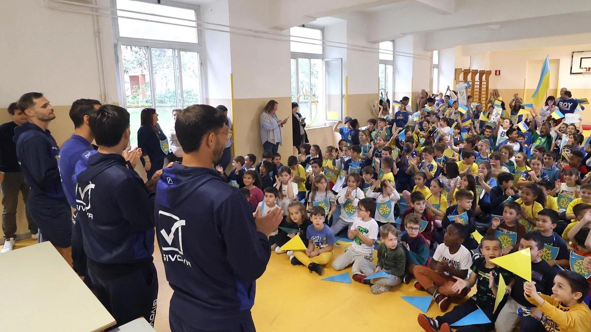 Un‘intera scuola in festa ha salutato ieri pomeriggio la visita di una delegazione di calciatori della Carrarese Calcio 1908 accompagnati... Un‘intera scuola in festa ha salutato ieri pomeriggio la visita di una delegazione di calciatori della Carrarese Calcio 1908 accompagnati...