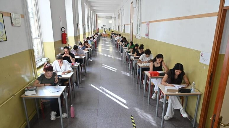Sono oltre 34mila gli studenti della scuola senese, con fine lezioni martedì prossimo. Un terzo dei ragazzi frequenta un istituto nel capoluogo, dall’infanzia alle superiori Sono oltre 34mila gli studenti della scuola senese, con fine lezioni martedì prossimo. Un terzo dei ragazzi frequenta un istituto nel capoluogo, dall’infanzia alle superiori