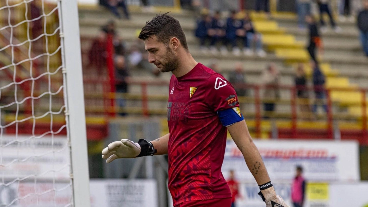 Momento dei saluti anche per la bandiera del Poggibonsi. Si prospetta una destinazione diversa per il capitano e numero 1...