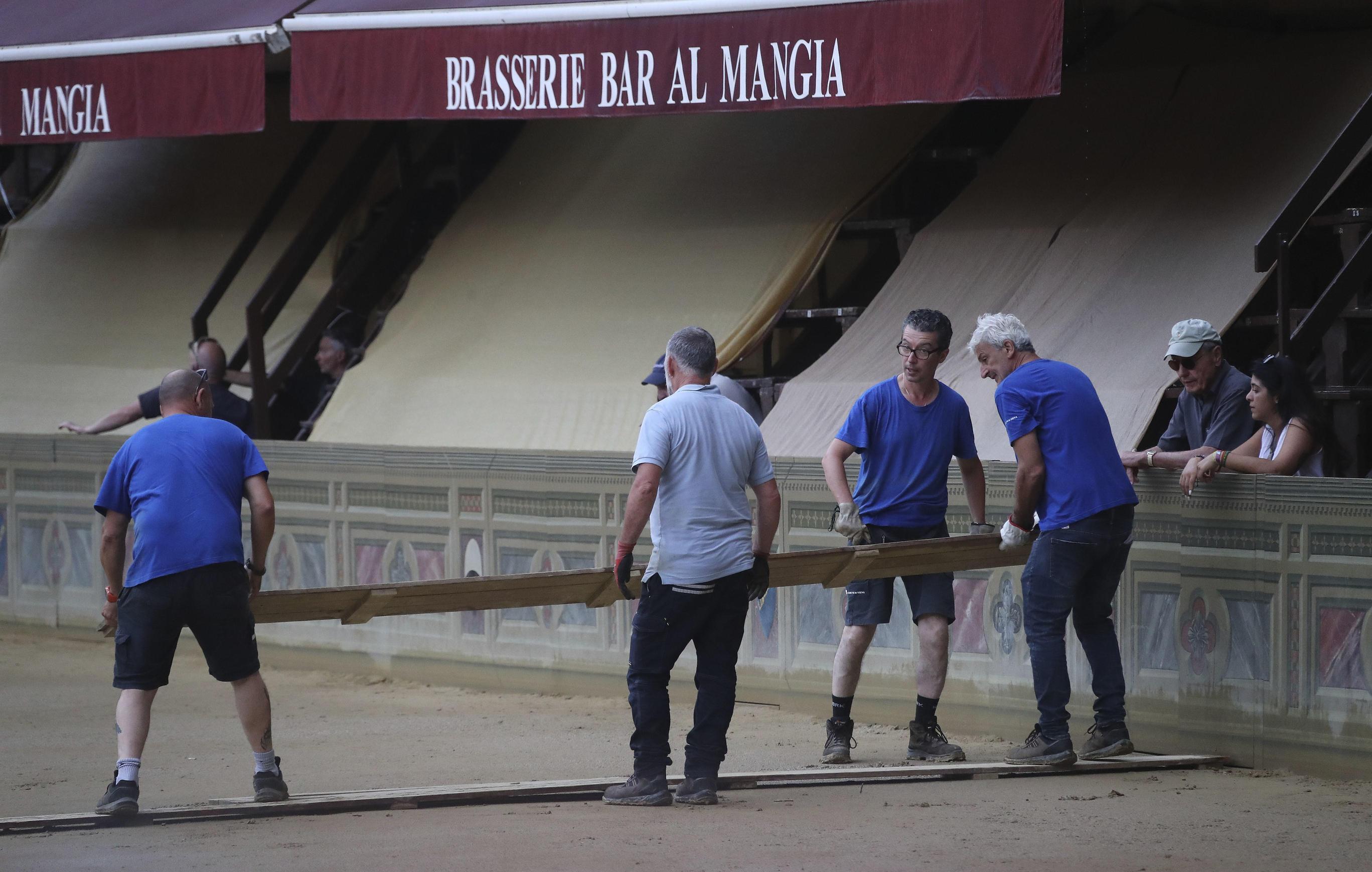https://www.lanazione.it/image-service/view/acePublic/alias/contentid/ZGQ1NTBiYTktNjU3Yi00/0/sul-tufo-bagnato-in-fila-sulle-passerelle-per-lasciare-la-piazza.jpeg