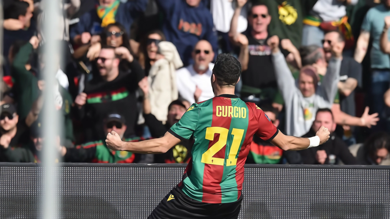 Curcio festeggia il gol del pareggio sotto la curva. La Torres era andata in vantaggio due minuti dopo l’inizio Curcio festeggia il gol del pareggio sotto la curva. La Torres era andata in vantaggio due minuti dopo l’inizio