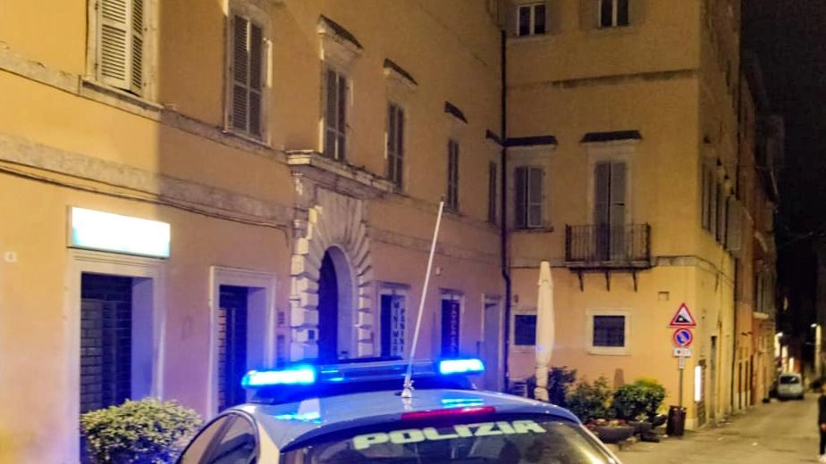 Un uomo di 26 anni di origini tunisine è stato denunciato per detenzione di anfetamine a Piazza Grimana. Durante un controllo, ha opposto resistenza alla polizia, ma è stato bloccato con oltre 10 grammi di droga e attrezzature per il confezionamento delle dosi. Un uomo di 26 anni di origini tunisine è stato denunciato per detenzione di anfetamine a Piazza Grimana. Durante un controllo, ha opposto resistenza alla polizia, ma è stato bloccato con oltre 10 grammi di droga e attrezzature per il confezionamento delle dosi.