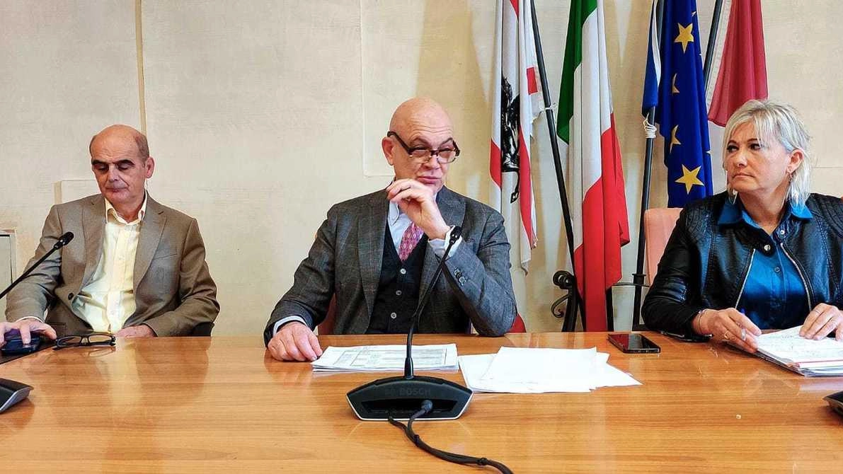 Il direttore dell’ufficio tributi Mario Daniele Rossi. , Alberto Merelli e il direttore dell’ufficio bilancio Cristina Marchi Il direttore dell’ufficio tributi Mario Daniele Rossi. , Alberto Merelli e il direttore dell’ufficio bilancio Cristina Marchi