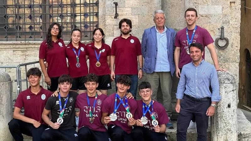 L’assessore allo sport del Comune di Siena, Lorenzo Lorè, ha accolto nella sala delle Lupe di Palazzo pubblico una delegazione... L’assessore allo sport del Comune di Siena, Lorenzo Lorè, ha accolto nella sala delle Lupe di Palazzo pubblico una delegazione...