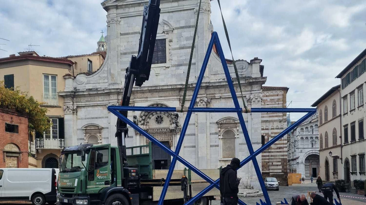 La spettacolare installazione prende forma in piazza San Giovanni La spettacolare installazione prende forma in piazza San Giovanni