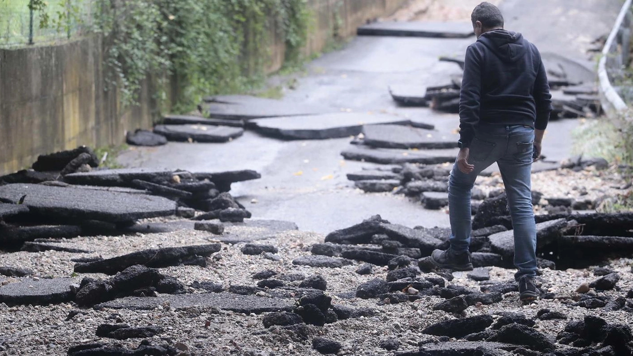 Una strada devastata dall’alluvione del 17 ottobre scorso a Siena che colpì duro soprattutto Massetana Romana Una strada devastata dall’alluvione del 17 ottobre scorso a Siena che colpì duro soprattutto Massetana Romana