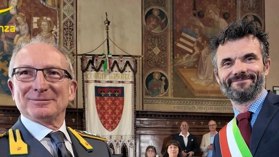 Il consiglio comunale straordinario a Prato ha conferito alla Guardia di Finanza la cittadinanza onoraria e al generale Cuneo il Gigliato d'oro. La cerimonia è stata arricchita da rappresentazioni storiche e opere d'arte in onore dei 250 anni del Corpo.