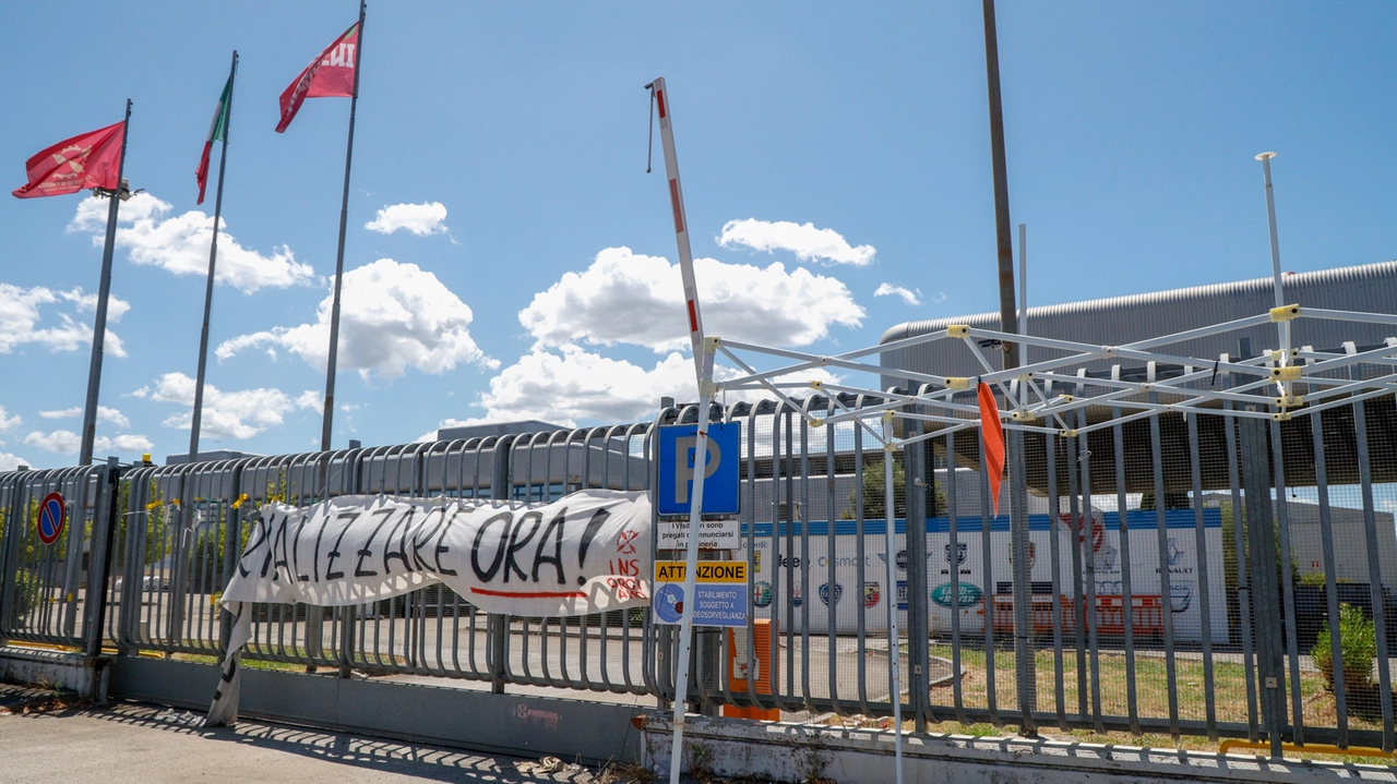 L'esterno della ex Gkn (Germogli) L'esterno della ex Gkn (Germogli)