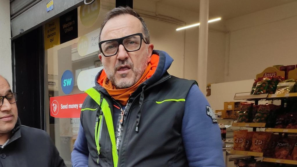 Gianluca Barni, titolare della ferramenta Barni aperta da oltre 60 anni in via Strozzi protesta per i cantieri infiniti Gianluca Barni, titolare della ferramenta Barni aperta da oltre 60 anni in via Strozzi protesta per i cantieri infiniti