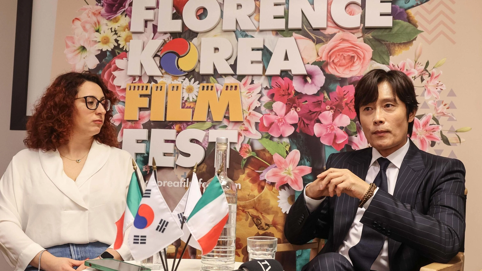 La star del cinema coreano Lee Byung-hun è ospite al Florence Korea Film Fest a Firenze, dove racconta della sua carriera e riceve un premio. Parla della sua passione per la recitazione e dei successi internazionali come Squid Game. Condivide aneddoti sul set e consigli per i giovani attori.