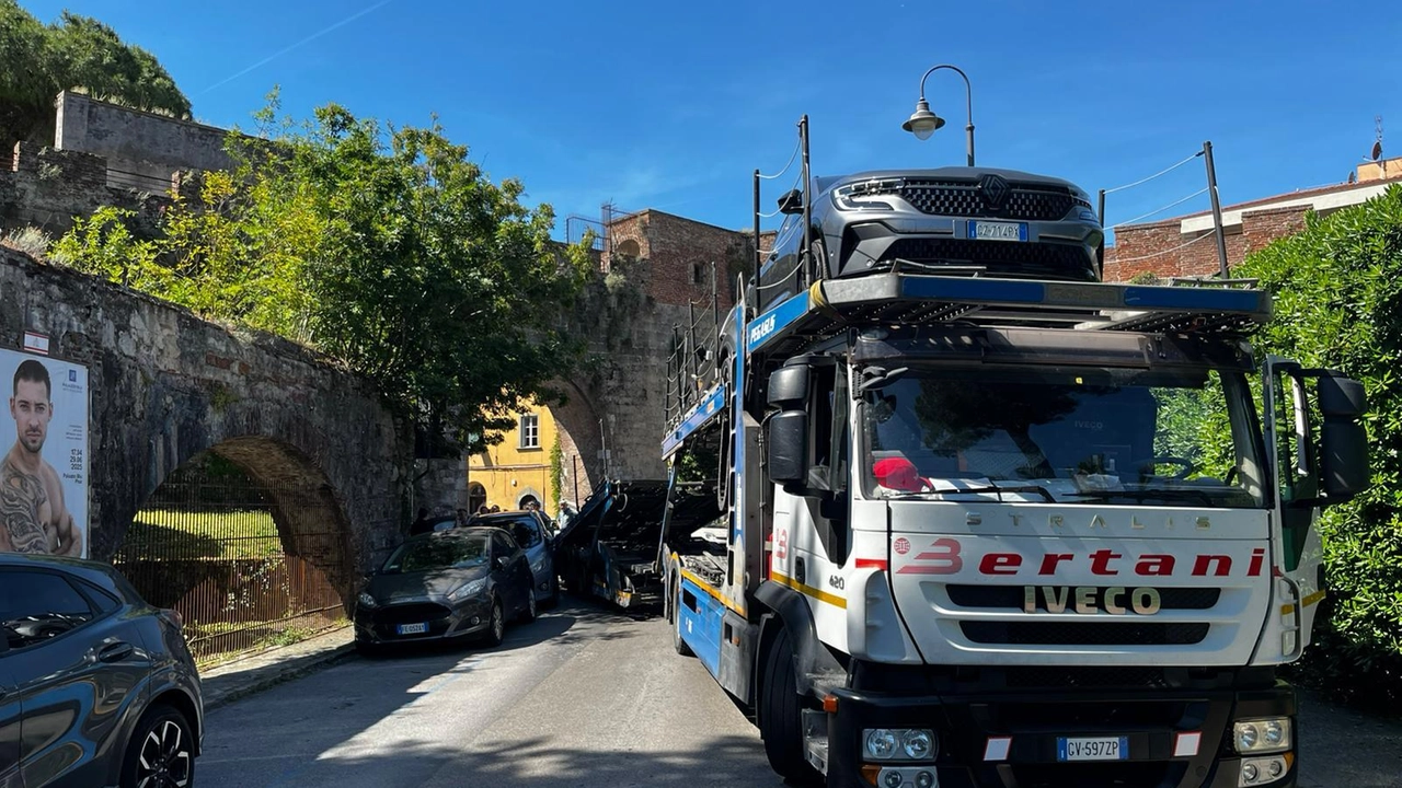 L’incidente della bisarca di ieri in via De Amicis ha scoperchiato il vaso di Pandora dei problemi dei residenti... L’incidente della bisarca di ieri in via De Amicis ha scoperchiato il vaso di Pandora dei problemi dei residenti...