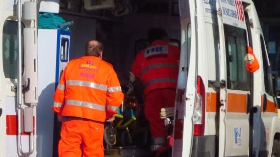 Cade un lampione, colpita una donna: è grave in ospedale Cade un lampione, colpita una donna: è grave in ospedale