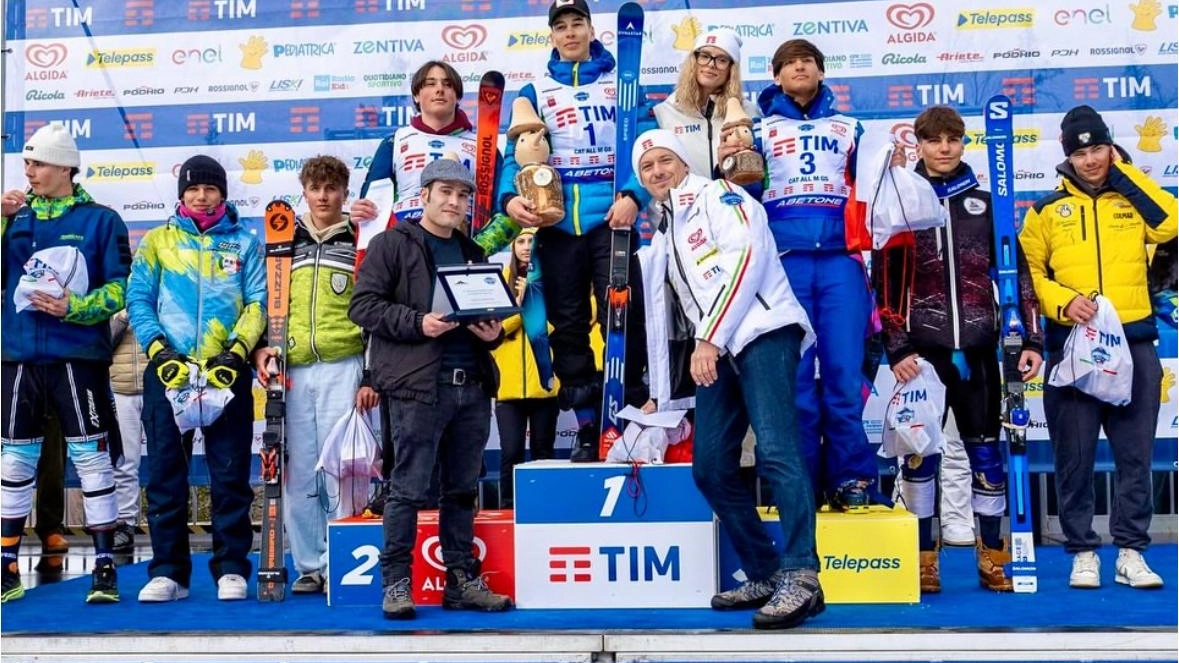 Centinaia di giovani provenienti da tutta Italia hanno affollato le piste Zeno 2 e Zeno 3. Oggi tradizionale cerimonia di apertura della fase internazionale che prende il via domani .