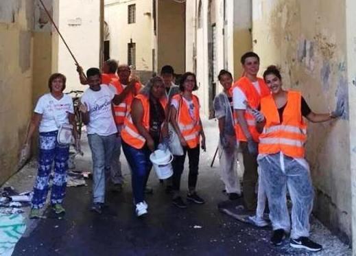 https://www.lanazione.it/image-service/view/acePublic/alias/contentid/ZGQwMGM3OTktOTI1ZS00/0/il-patto-fra-angeli-del-bello-e-comune-orgogliosi-di-contribuire-al-decoro-insieme-allamministrazione.jpeg