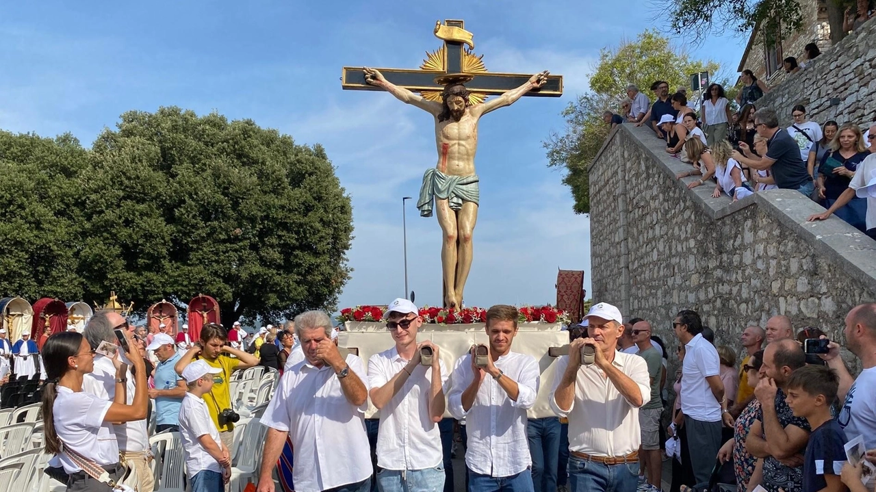 A Corciano sono in corso le Feste giubilari del 25° del Santissimo Crocifisso, con partecipazione di migliaia di fedeli. L'evento unisce dimensione religiosa e sociale, promuovendo l'unità e la fraternità nella comunità. A Corciano sono in corso le Feste giubilari del 25° del Santissimo Crocifisso, con partecipazione di migliaia di fedeli. L'evento unisce dimensione religiosa e sociale, promuovendo l'unità e la fraternità nella comunità.
