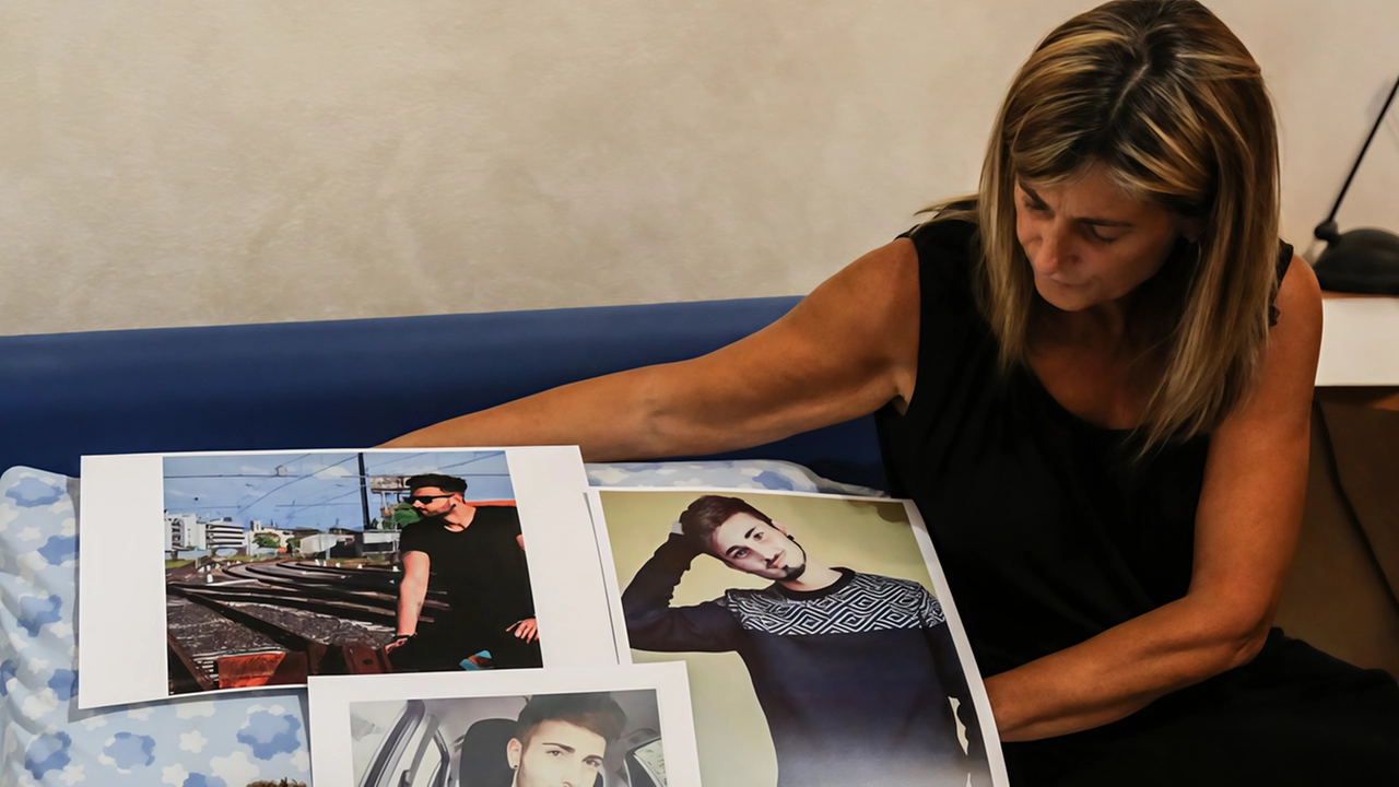 La madre di Niccolò, Cinzia, nella stanza di suo figlio La madre di Niccolò, Cinzia, nella stanza di suo figlio