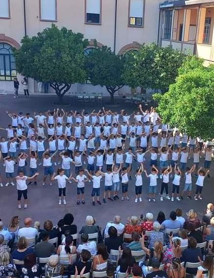 https://www.lanazione.it/image-service/view/acePublic/alias/contentid/ZGQwZGViMGItMTg1Yi00/0/lex-scuola-battolla-non-riaprira-i-battenti.jpeg?f=1.90:1&h=630
