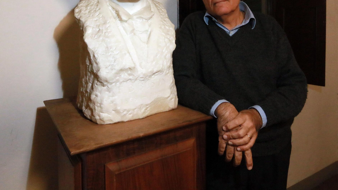 Il busto di Ferruccio Busoni all’interno del museo Busoni di piazza della Vittoria con Marco Vincenzi (foto d’archivio) Il busto di Ferruccio Busoni all’interno del museo Busoni di piazza della Vittoria con Marco Vincenzi (foto d’archivio)