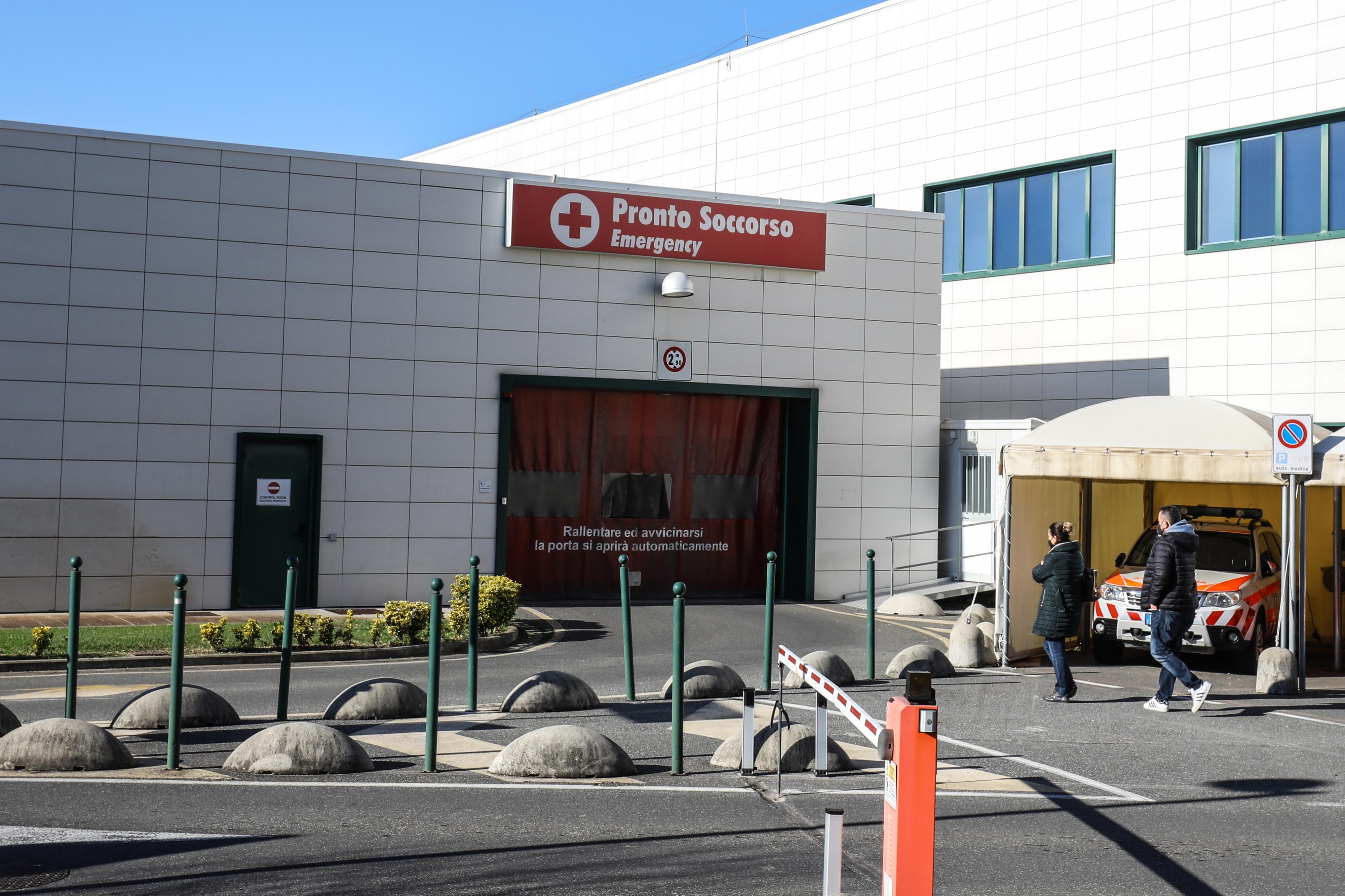 https://www.lanazione.it/image-service/view/acePublic/alias/contentid/ZGQxZjBhYTgtMzNiYS00/0/l-esterno-del-pronto-soccorso-dell-ospedale-san-giuseppe-di-empoli-gasperini-germogli.jpeg