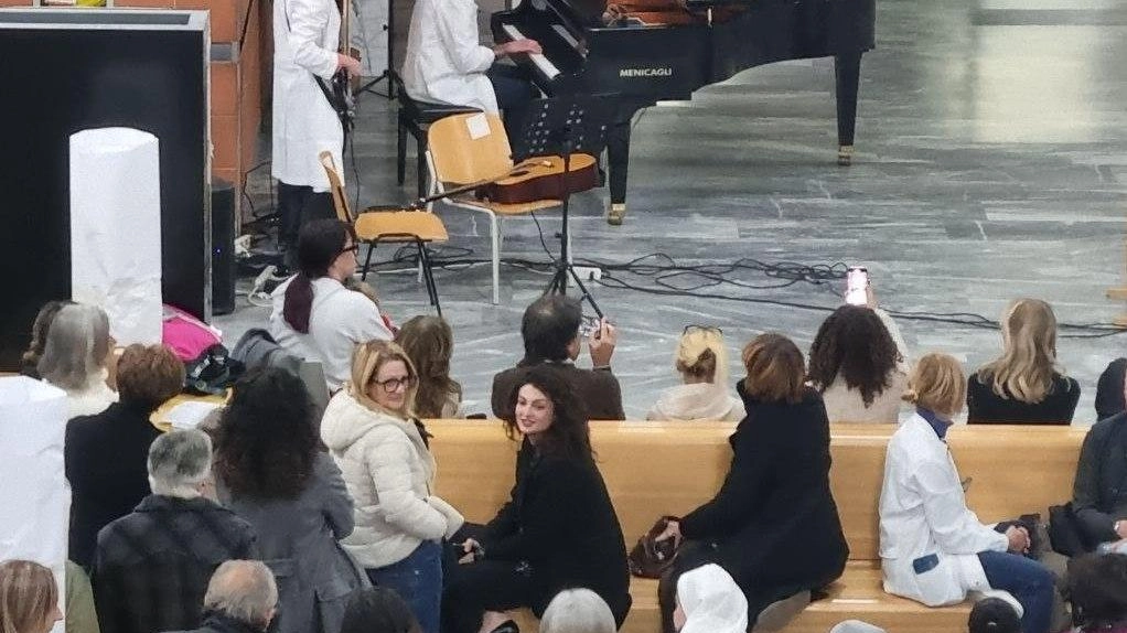 Il concerto in camice bianco degli operatori sanitari che si è tenuto nell’atrio dell’ospedale Versilia a Lido di Camaiore Il concerto in camice bianco degli operatori sanitari che si è tenuto nell’atrio dell’ospedale Versilia a Lido di Camaiore