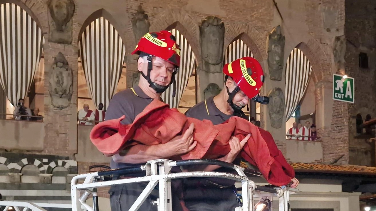 Buona la prima per la nuova formula con la sfilata dei quattro rioni cittadini e l’apposizione del mantello rosso