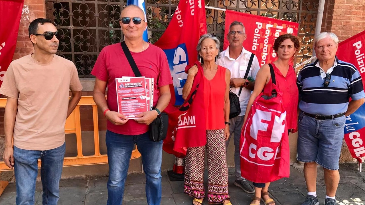 Il presidio Cgil ieri mattina davanti alla Prefettura di Pisa Il presidio Cgil ieri mattina davanti alla Prefettura di Pisa