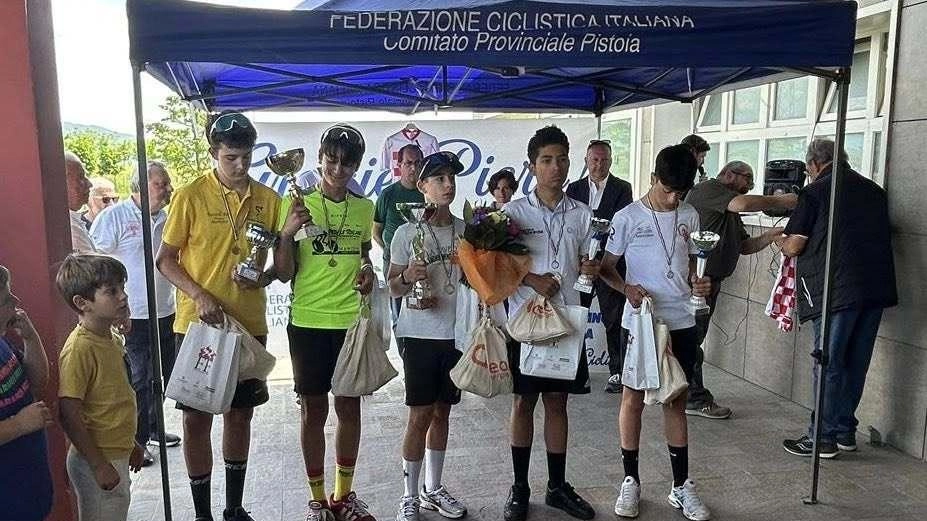 Quasi 200 giovani ciclisti hanno partecipato al Trofeo Società Pistoiesi, ricordando figure storiche del ciclismo. Quasi 200 giovani ciclisti hanno partecipato al Trofeo Società Pistoiesi, ricordando figure storiche del ciclismo.