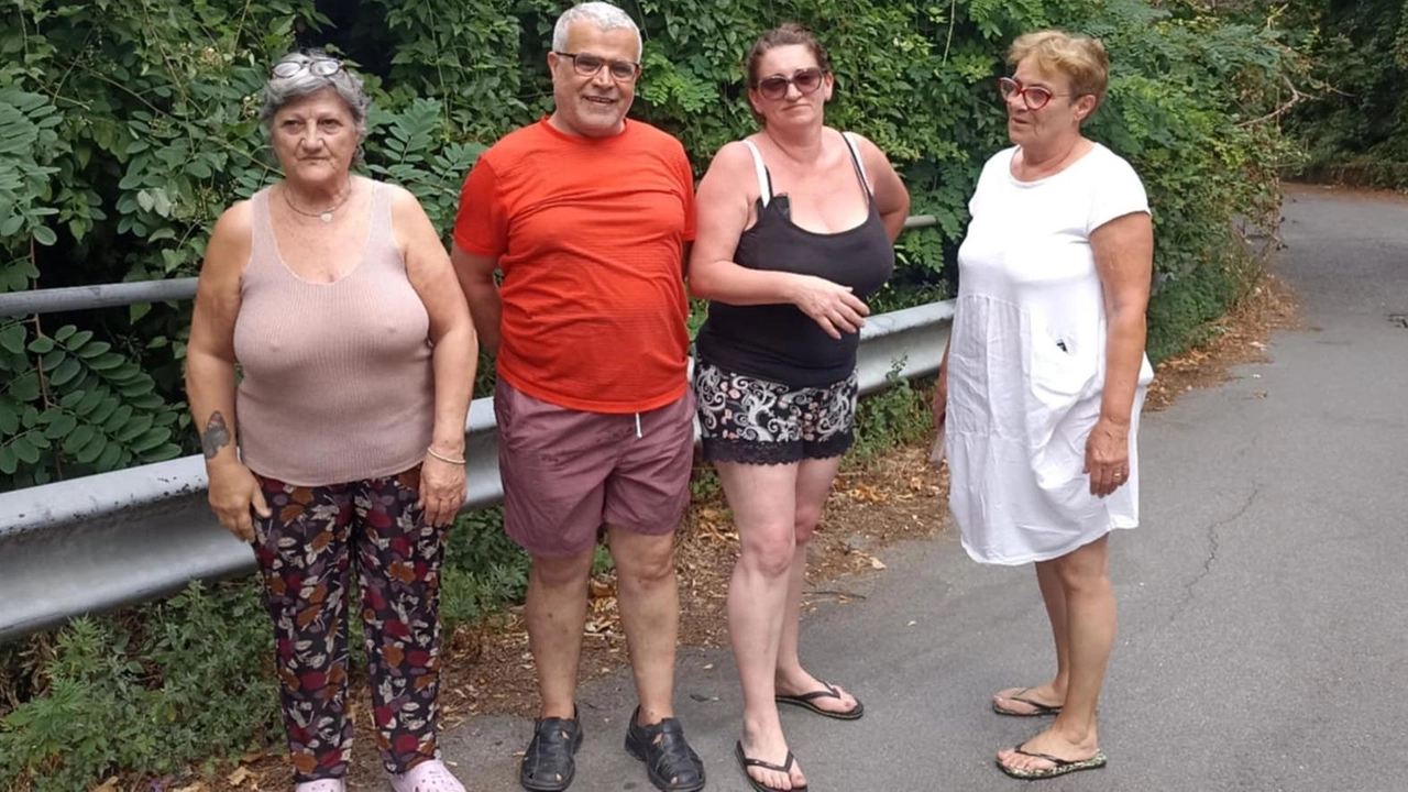 L’amministratore del condominio popolare Erp di via Bonanno, Awad Omran con le residenti Nicoletta Marchi, Daniela Corso e Lorena Angeli L’amministratore del condominio popolare Erp di via Bonanno, Awad Omran con le residenti Nicoletta Marchi, Daniela Corso e Lorena Angeli