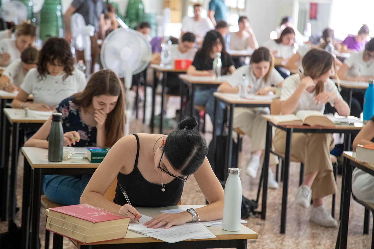 Studenti alle prese con l'esame di maturità in una foto di repertorio