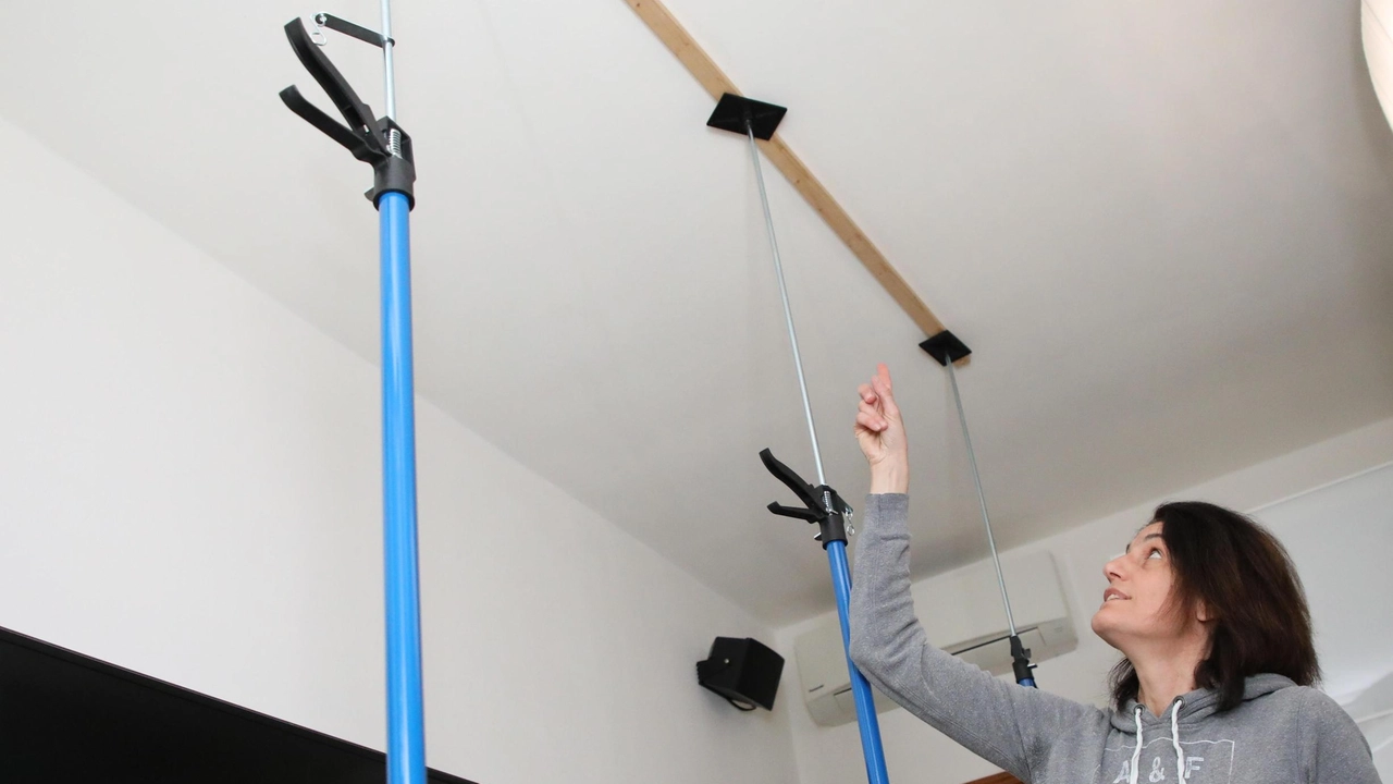 Una residente costretta ad assicurare il solaio con mini impalcature per evitare crolli Una residente costretta ad assicurare il solaio con mini impalcature per evitare crolli