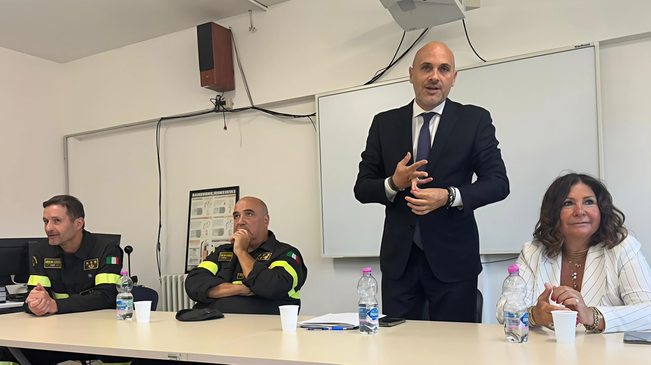 Il sottosegretario Prisco, il prefetto De Luca. e il comandante dei vigili Baglioni