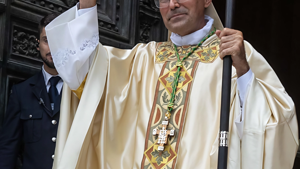 Apertura con una processione dalla Santissima Annunziata al Duomo Apertura con una processione dalla Santissima Annunziata al Duomo