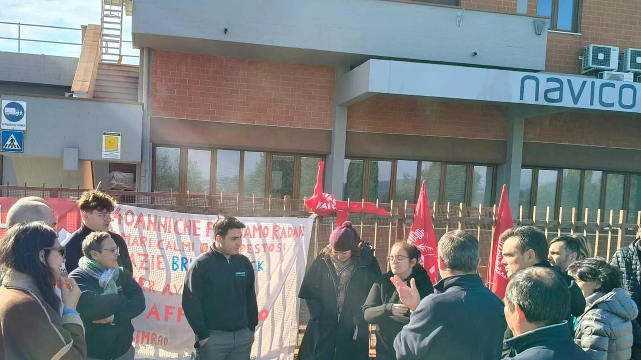 Un gruppo di lavoratori riuniti davanti ai cancelli della Navico: in Valdelsa la multinazionale ha annunciato trasferimento con 27 licenziamenti Un gruppo di lavoratori riuniti davanti ai cancelli della Navico: in Valdelsa la multinazionale ha annunciato trasferimento con 27 licenziamenti